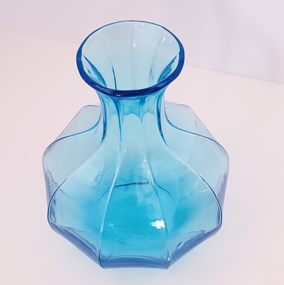 Vintage Tiara 9 Sided Blue Indiana Art Glass Vase 7 7/8" H UV Reactive GLOWS - Picture 2 of 11